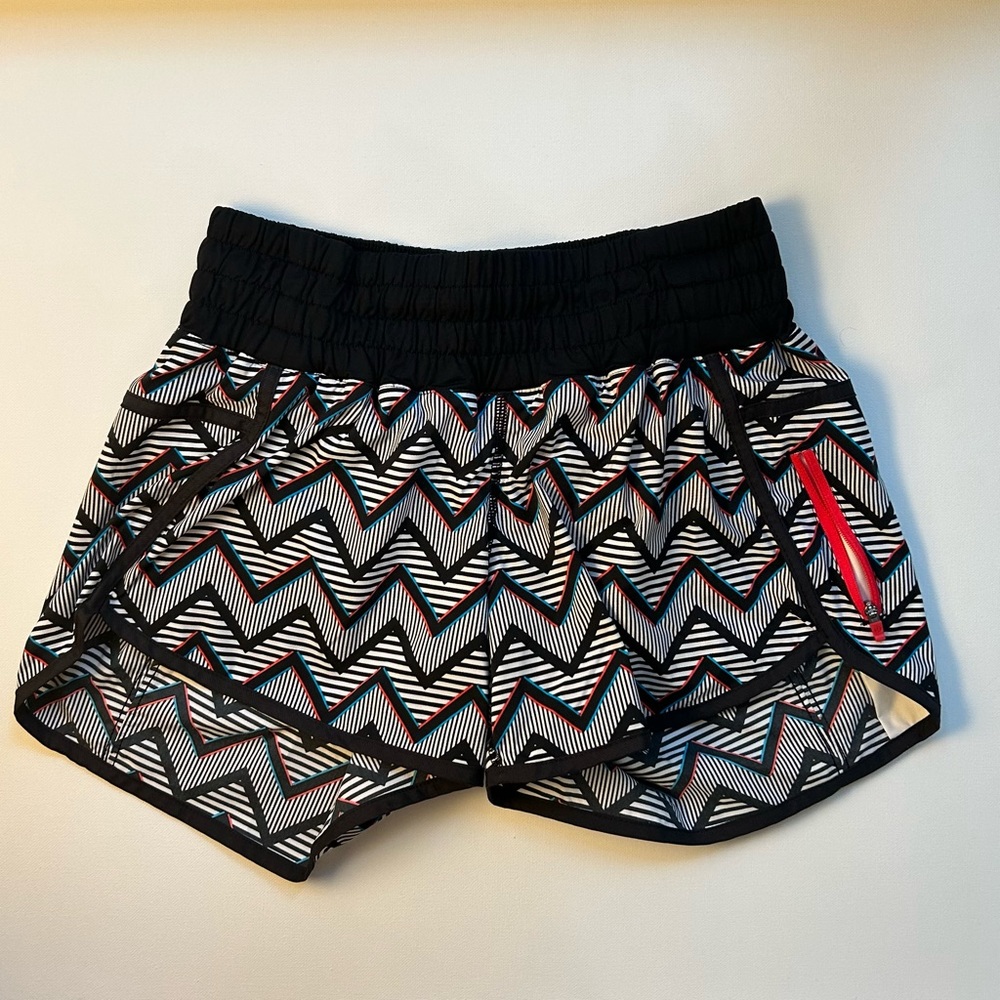 Seawheeze. 3D Chevron. Lululemon shorts. Size 8